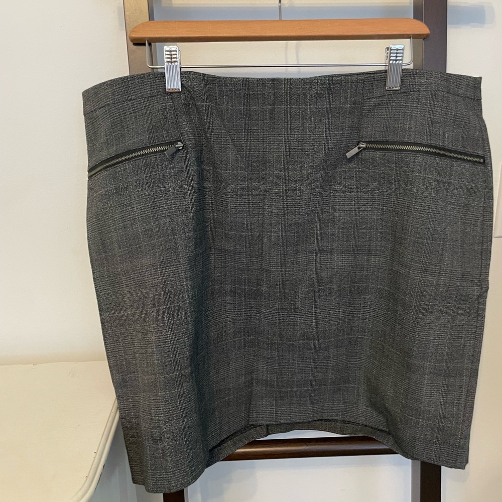 Gray Skirt. Reitmans size 20. Fully lined. Zipper pockets. Almost new.